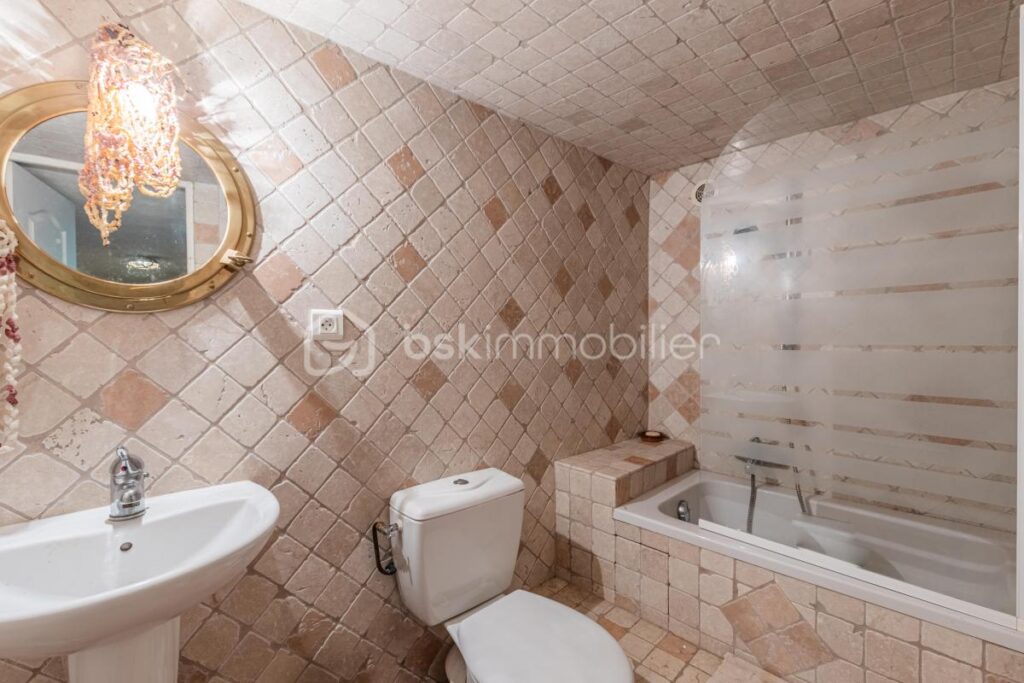 MAISON DE CHARME AU PRADET – LES OURSINNIÈRES – 7 pièces – 4 chambres – 192 m²