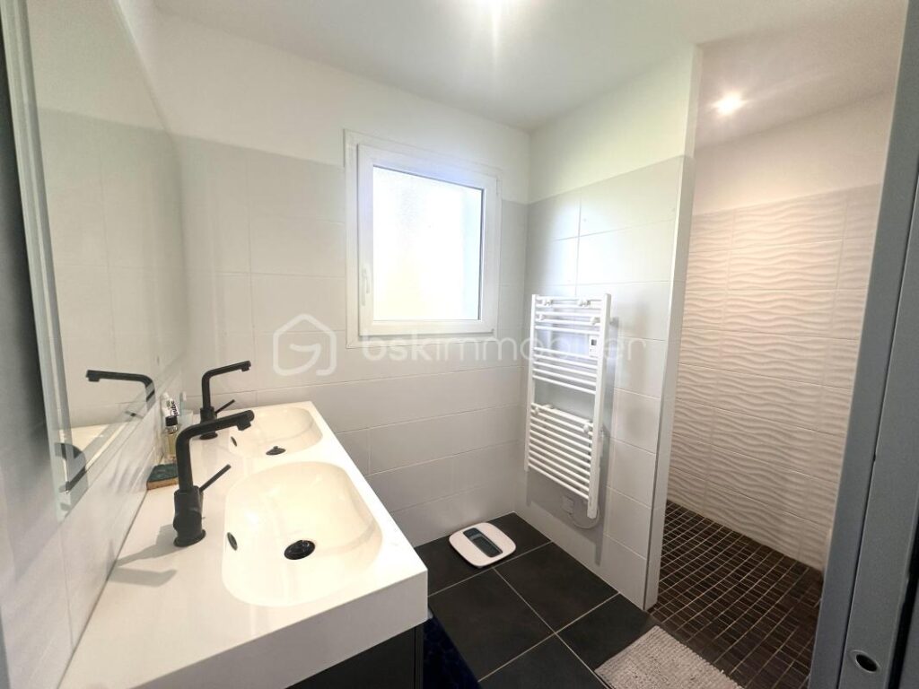 ***Maison familiale refaite à neuf avec deux espaces de vie distincts, piscine et grand terrain – 7 pièces – 5 chambres – 200 m²