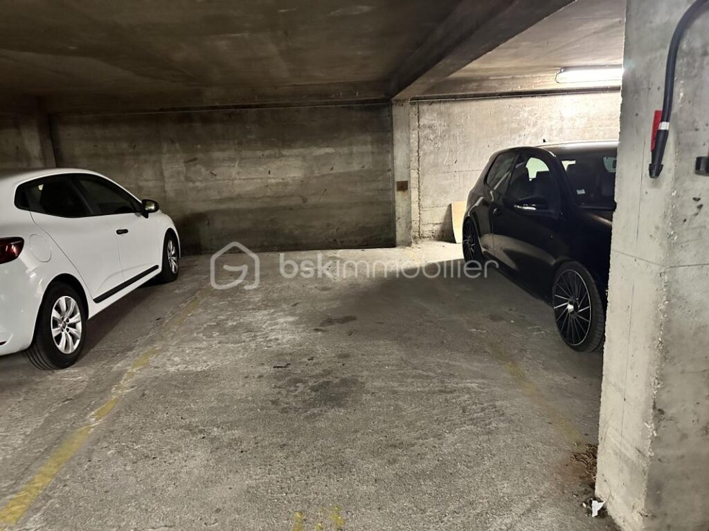 – ROOF TOP AVEC TERRASSE DE 35 M2- DERNIER ÉTAGE – Appartement 3 pièces de 72 m2 + parking en sous-sol – 3 pièces – 2 chambres – 71 m²