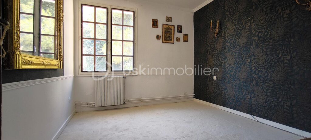 A vendre magnifique villa , avec un grand jardin et une piscine au pied du Luberon , sur Mérindol – 6 pièces – 5 chambres – 155 m²