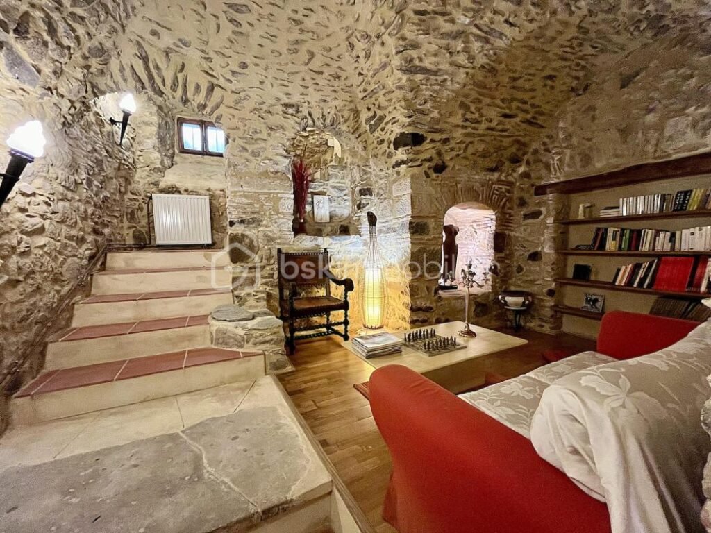 Appartement exceptionnel de 148 m² dans château médiéval du XIIème siècle – 8 pièces – 3 chambres – 148 m²