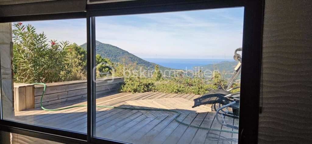 Bskimmobilier vous propose à la vente dans le joli village de FOZZANO la patrie de Colomba, une belle villa récente de plain-pied avec une très jolie vue qui caractérise ce bien… ! – 4 pièces – 3 chambres – 150 m²