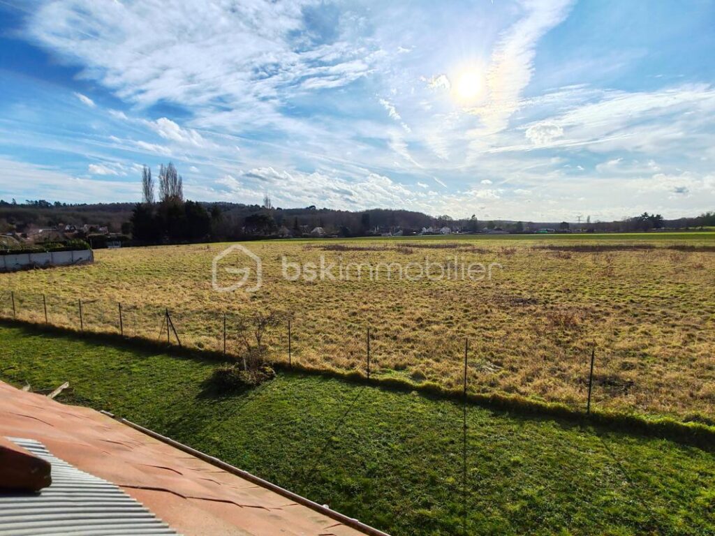 Charmante maison de 131 m² avec jardin, située à D&rsquo;Huison-Longueville – 6 pièces – 4 chambres – 131 m²