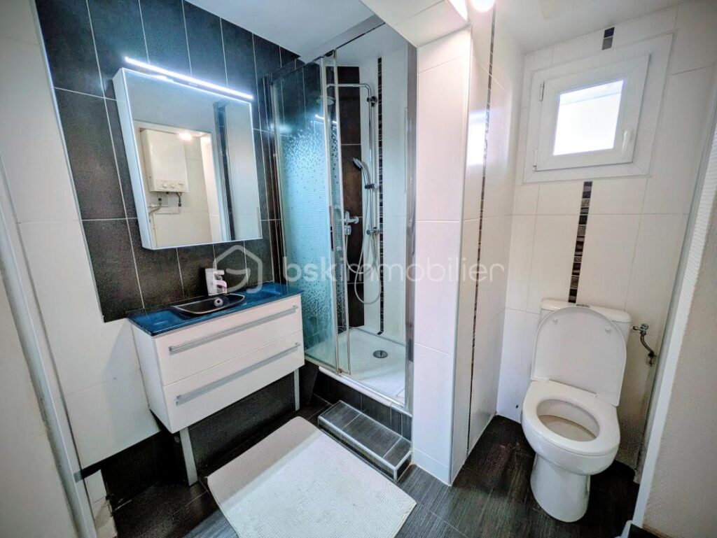 ✨ Bien rare à Valence ! Appartement T4 au 6ᵉ étage avec ascenseur, vue exceptionnelle sur le château de Crussol, quartier très prisé – 4 pièces – 2 chambres – 68 m²