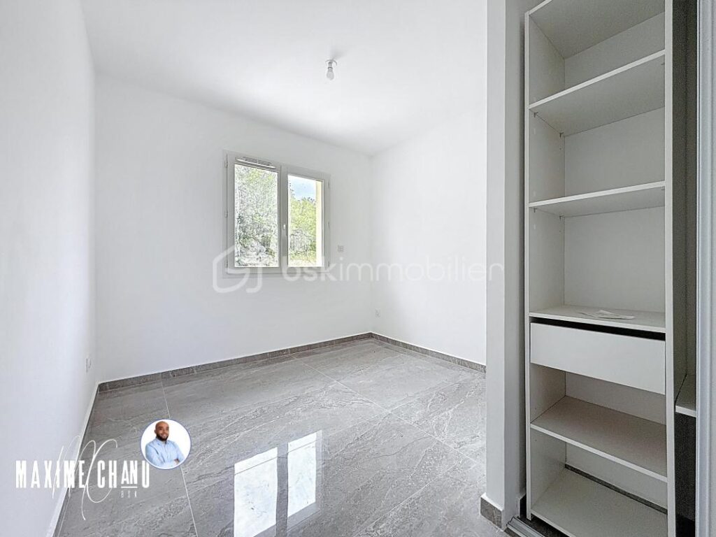 Maison à fort potentiel – 171 m² sur 3 niveaux à Vailhauquès – 7 pièces – 6 chambres – 171 m²