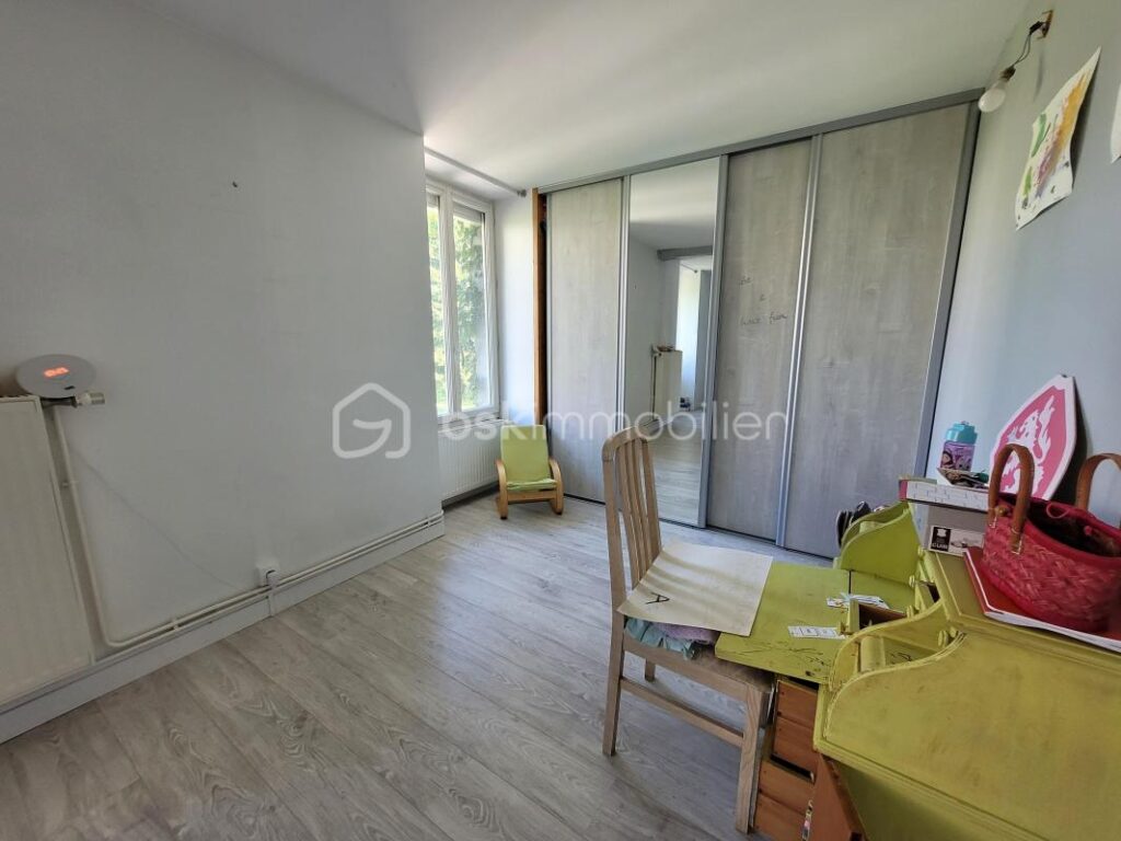 Rives Maison familiale Individuelle 250 000 € – 8 pièces – 7 chambres – 194 m²