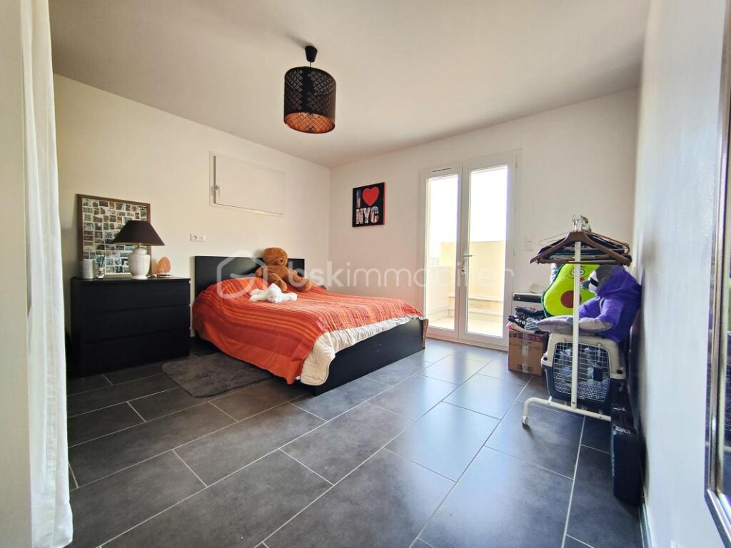 MONTREDON DES CORBIÈRES – VILLA moderne 5 pièces 165m² habitable avec VUE EXCEPTIONNELLE – GRANDE CUISINE EQUIPEE – ARRIÈRE CUISINE – GARAGE 18m² avec mezzanine – 4 CHAMBRES dont GRANDE SUITE PARENTALE – CLIM GAINABLE sur PARCELLE 585m² – 5 pièces – 4 chambres – 165 m²