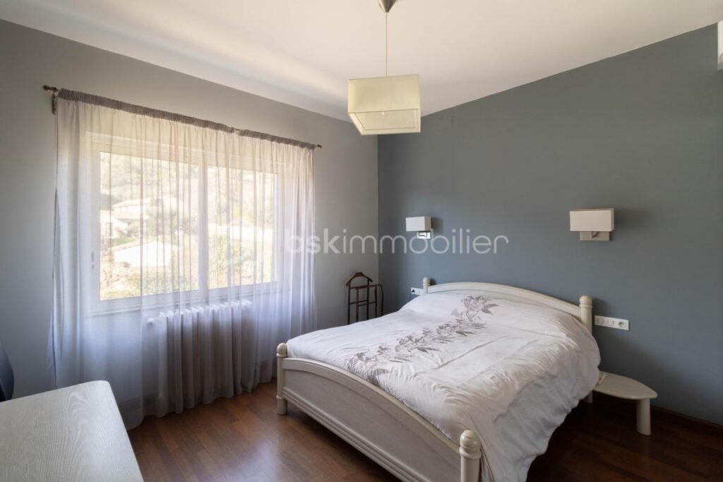 Demeure de caractère avec ascenseur, dépendances et terrain piscinable – 8 pièces – 6 chambres – 255 m²