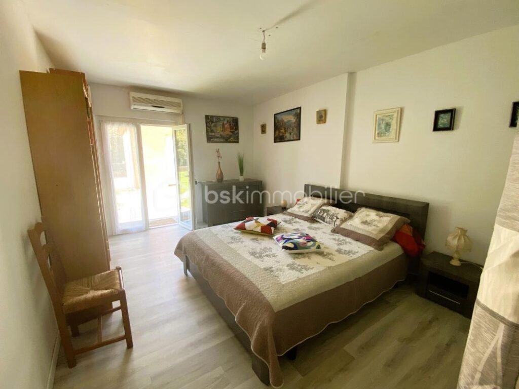 Maison de plain-pied avec piscine, jardin entièrement clôturé avec vue dégagée sur les monts du Luberon – 7 pièces – 4 chambres – 150 m²