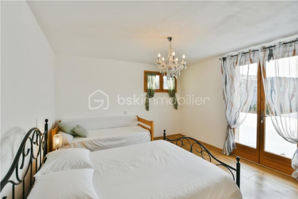 CHALET AVEC VUE PANORAMIQUE, ACCÈS SKI & POTENTIEL LOCATIF – 4 pièces – 3 chambres – 135 m²