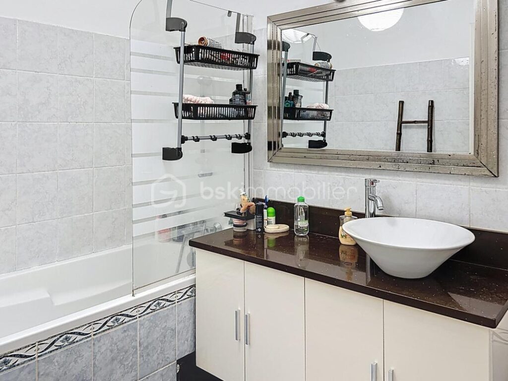 AJACCIO – ENTREE DE VILLE T3 82 M2 – 3 pièces – 2 chambres – 81 m²