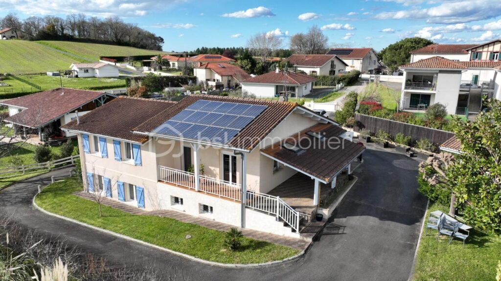 Grande maison familiale de charme avec vue imprenable sur les Pyrénées – Sous-sol entièrement aménagé – Grand terrain clôturé et dépendances – 8 pièces – 4 chambres – 152 m²