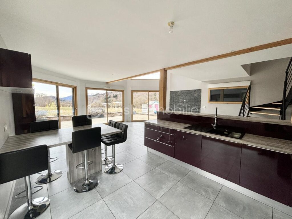 Maison d’architecte de 173m2 avec terrain de 993m2 – 6 pièces – 5 chambres – 173 m²