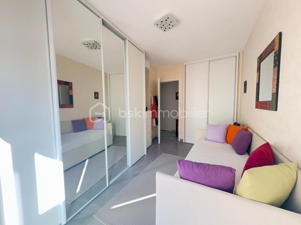 Rare à Menton – Grand duplex lumineux au dernier étage, avec terrasse et vue dégagée – 4 pièces – 3 chambres – 95 m²