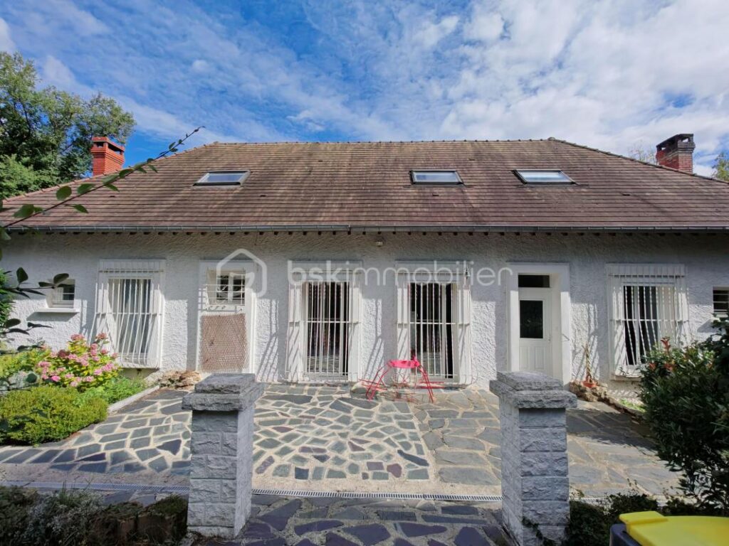 Spacieux pavillon au calme avec garage, sous-sol, jardin et bois – 11 pièces – 5 chambres – 416 m²