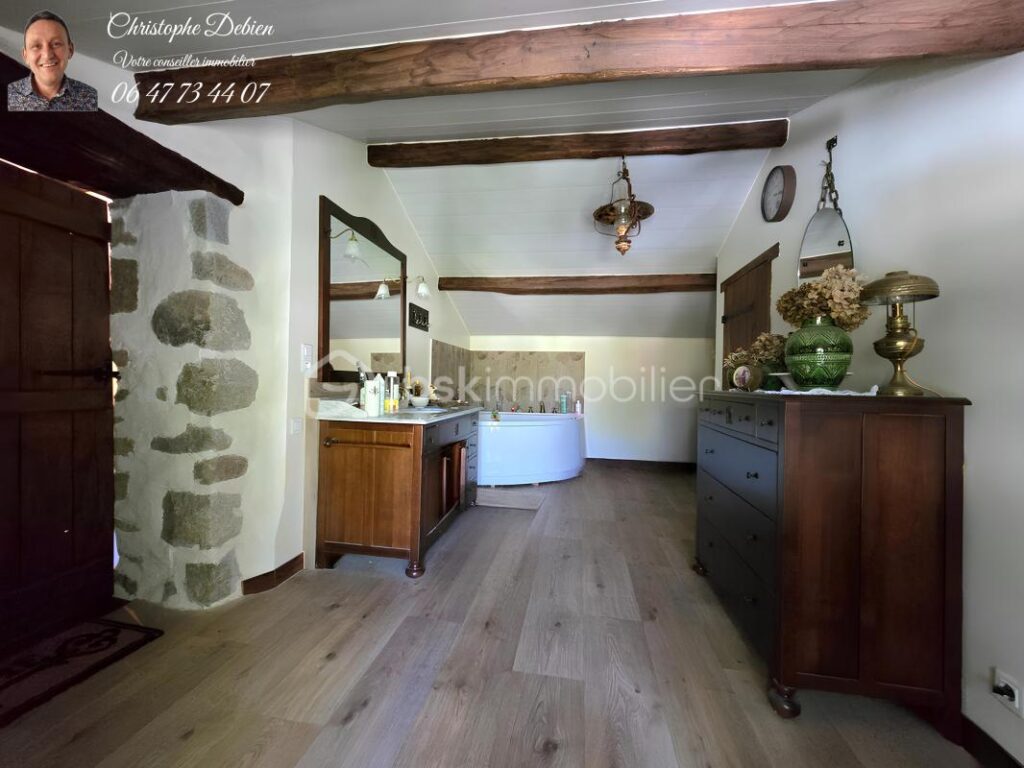 Entre nature, confort et authenticité – Un lieu de vie rare à découvrir aux Lucs-sur-Boulogne – 7 pièces – 4 chambres – 200 m²