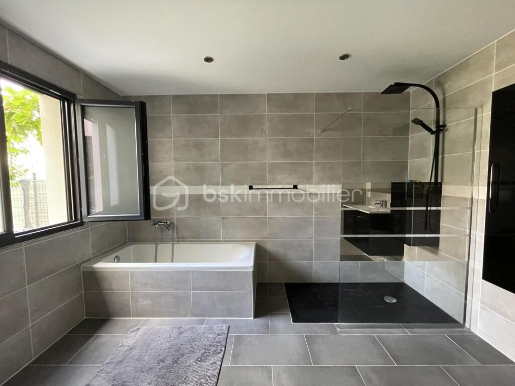 VILLA PLAIN PIED 186M²- VUE DEGAGEE -4 CHAMBRES-PISCINE- GARAGE- 34800 – 6 pièces – 5 chambres – 186 m²