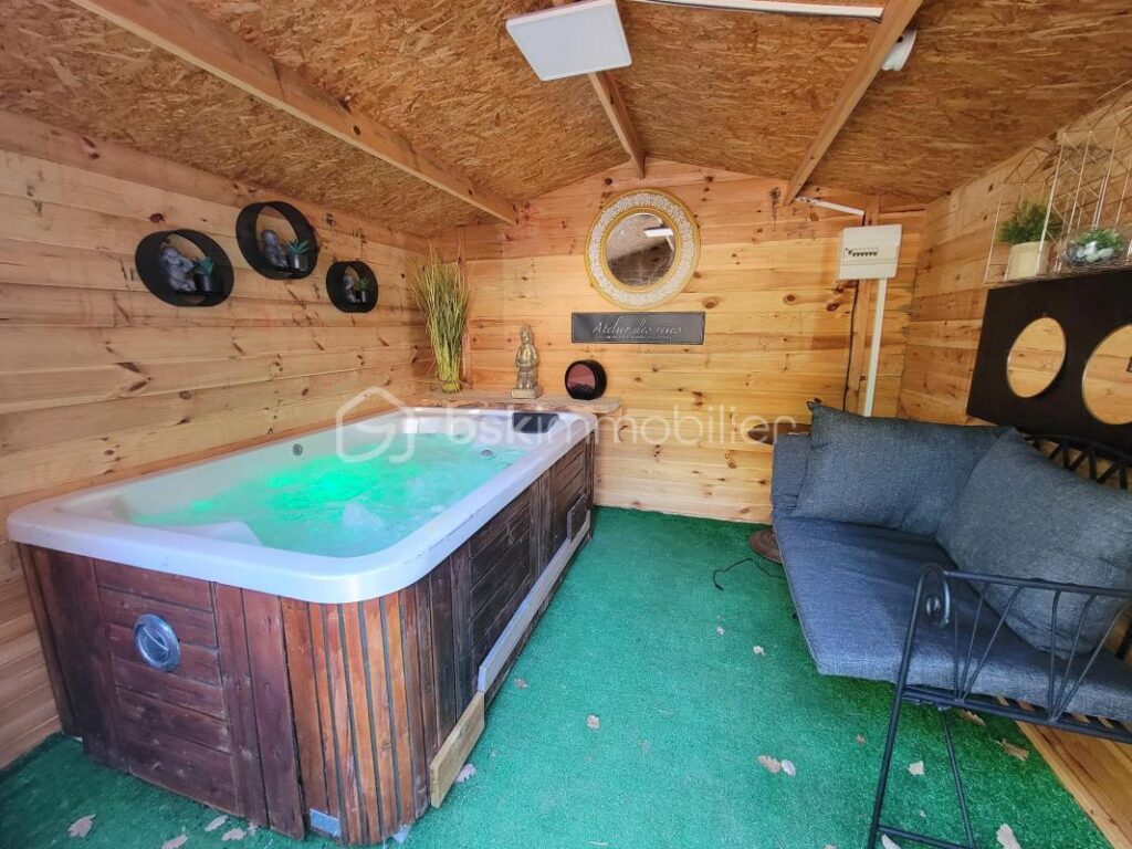 Grande maison familiale de plain pied avec piscine, terrasses, vue dégagée et T3 indépendant – 9 pièces – 7 chambres – 188 m²