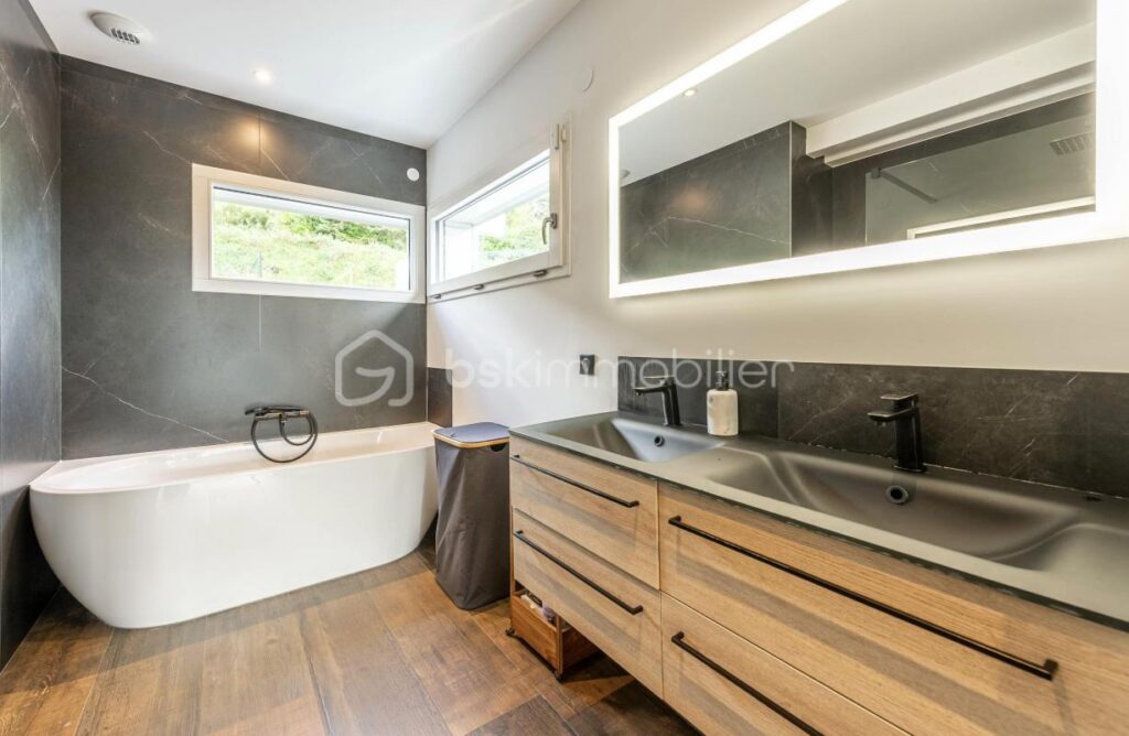 EXCLUSIVITE : SUPERBE VILLA MODERNE 270 M2 SAINT JORIOZ AVEC VUE SUR LAC D ANNECY – 9 pièces – 6 chambres – 269 m²