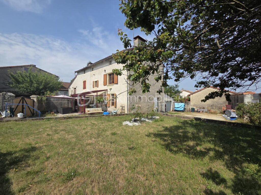 Maison de caractère 100 m² à Limalonges avec jardin, garage et cave voutée – 3 pièces – 2 chambres – 100 m²