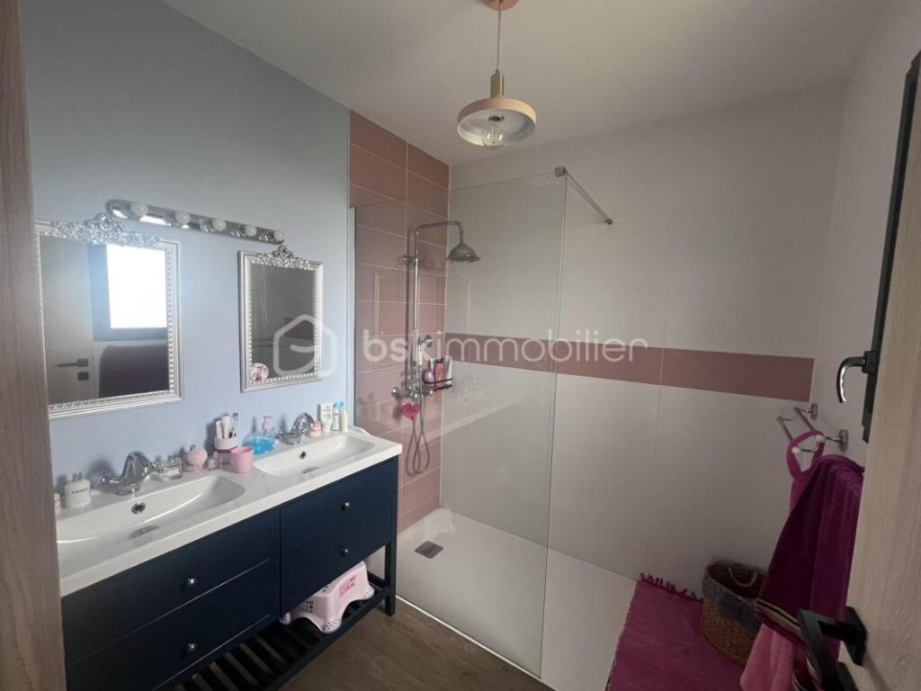 Maison Contemporaine proche de Coutras Habitation et Activité Libérale 485000€ St Antoine sur l’Isle – 8 pièces – 3 chambres – 190 m²