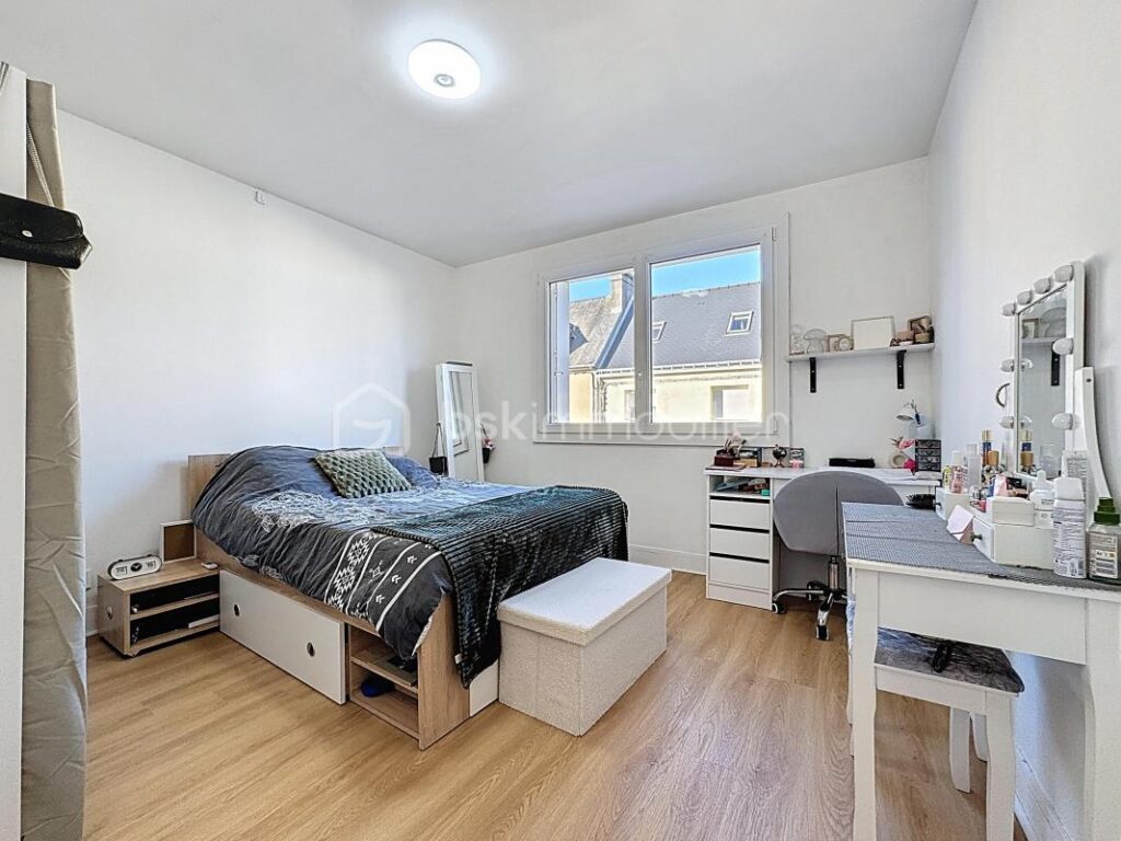 Maison de ville rénovée au coeur de Montebourg – Avec terrain, cour arrière, grange – 4 pièces – 2 chambres – 94 m²