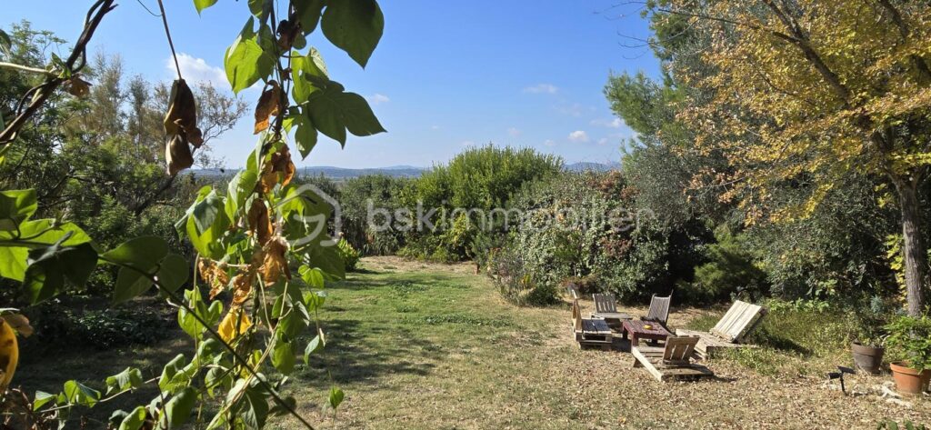 Villa d’Architecte, de 2003, 1 ECRIN DE SERENITE :178 m² – 5 Chambres – Piscine et terrain de 1425 M² ! – 7 pièces – 5 chambres – 178 m²