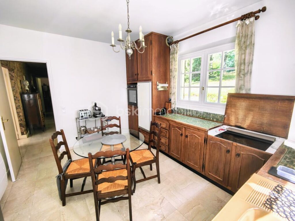 Propriété 2 maisons parc boisé privé av tennis – 11 pièces – 6 chambres – 234 m²