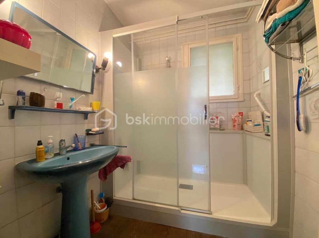 Maison avec 4 chambres + une piscine couverte + un garage de 110m2 !!! De l’espace, du calme et de l’authenticité !!!! – 8 pièces – 4 chambres – 248 m²