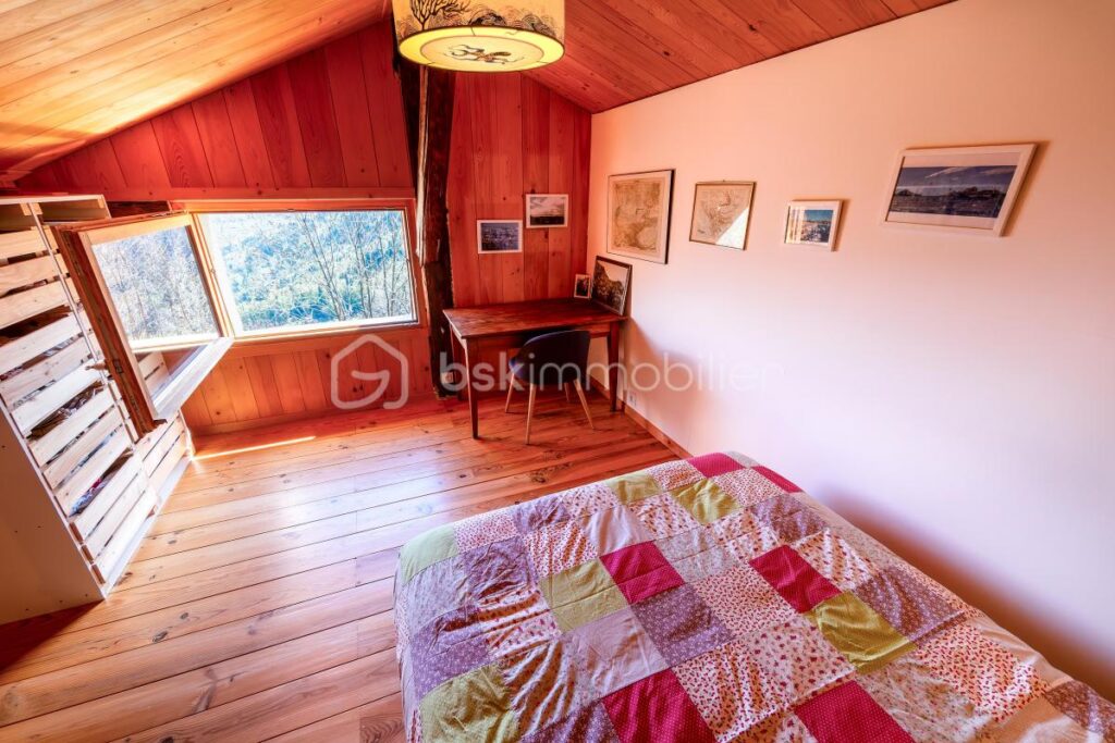 74130 – BRIZON – CHALET RÉNOVÉ 160M2 (144M2 HABITABLES) – TERRASSE, POTAGER – SUPERBE CADRE NATUREL – PROCHE DE LA VALLÉE DE L’ARVE – 6 pièces – 3 chambres – 144 m²