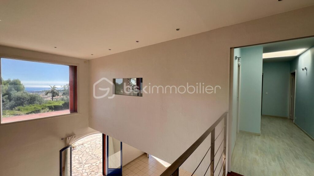 VILLA D’ARCHITECTE – VUE MER PANORAMIQUE – PISCINE – GARAGE – PROCHE CENTRE-VILLE – 7 pièces – 5 chambres – 230 m²