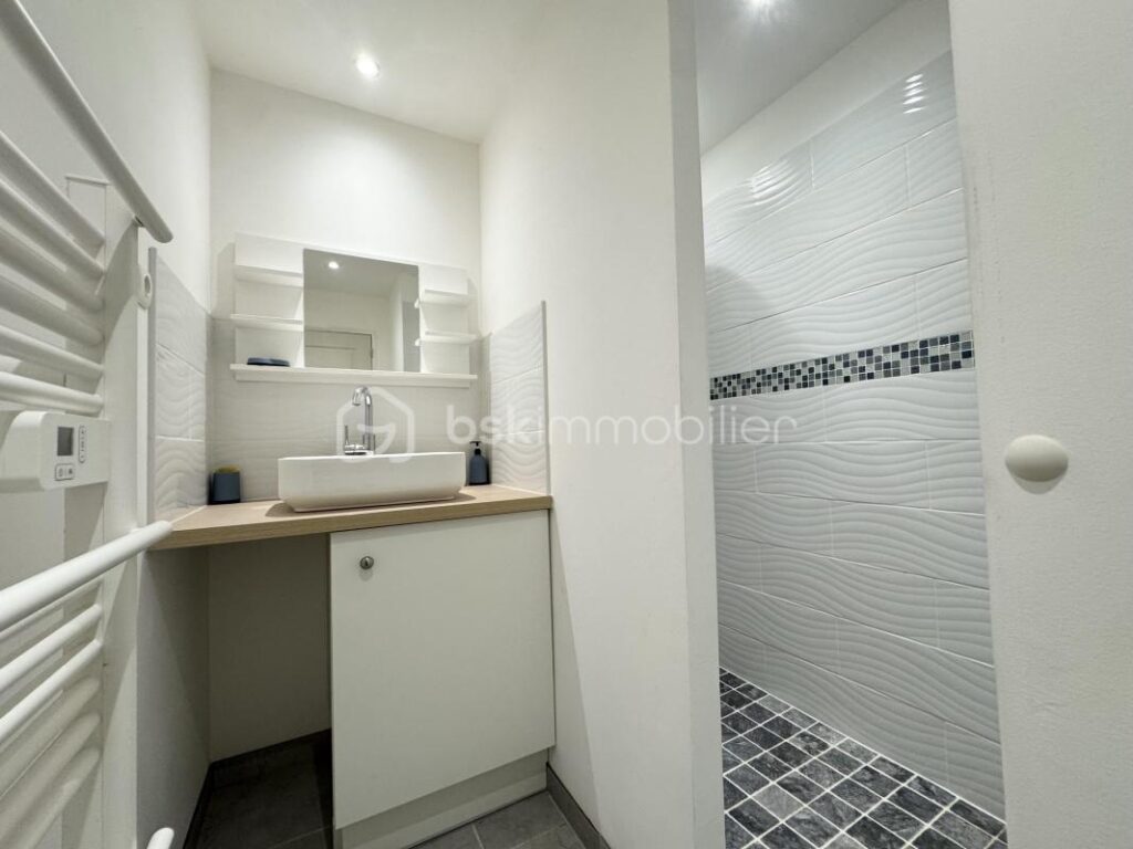 Maison de maître rénovée avec piscine , Jardin et Place de Parking à Saint-Chinian – 6 pièces – 5 chambres – 180 m²