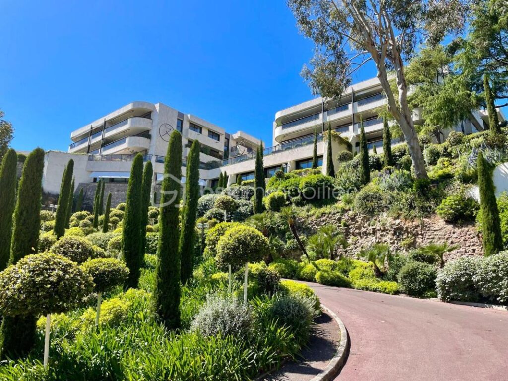 SOUS OFFRE- CO- EXCLUSIVITE – CANNES – CROIX DES GARDES – 132 M² – 4 PIECES – VUE MER – CALME – PISCINE – PARKING – 4 pièces – 3 chambres – 132 m²