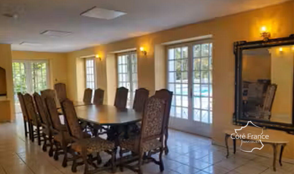 Maison de prestige dans un parc d’un hectare avec chambre d’ – NR pièces – NR chambres – 667 m²