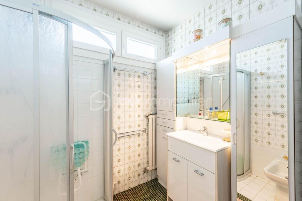 Joli 4 pièces en étage élevé avec vue panoramique / Cave + Parking commun / Garage en sus – 3 pièces – 2 chambres – 82 m²