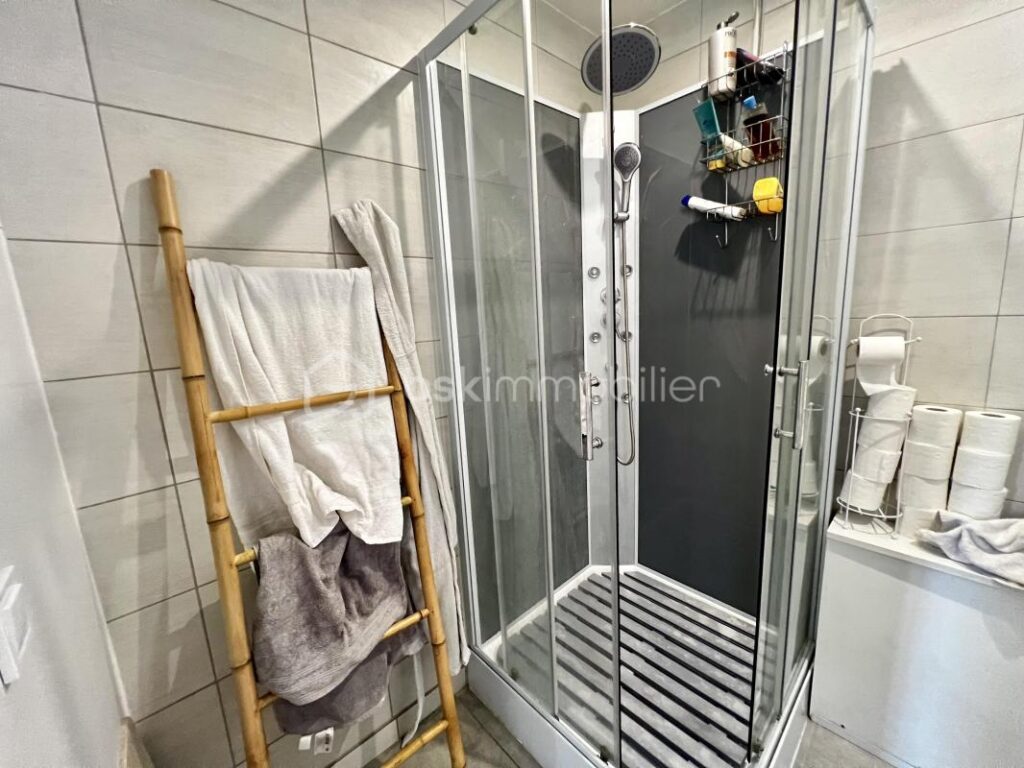 Charmant bâtiment rénové au cœur de Mouroux avec terrains à bâtir divisible – 10 pièces – NR chambres – 220 m²