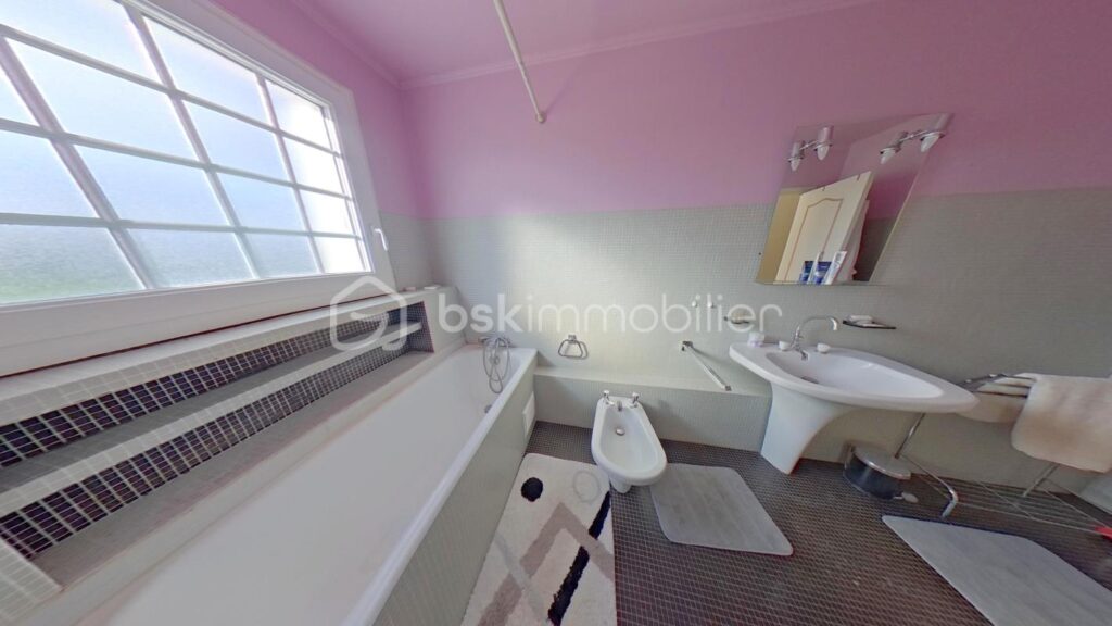 Magnifique propriété de 180 m² sur 1778 m² de terrain – 6 pièces – 4 chambres – 180 m²