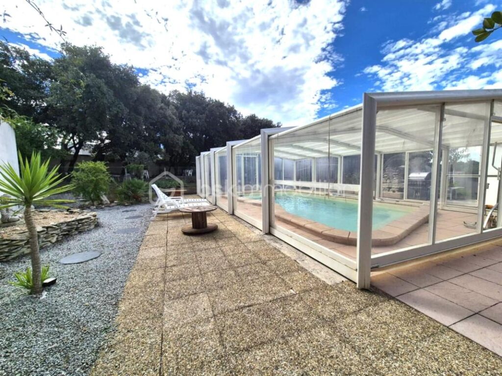 Propriété rare :Villa avec piscine et 3 dépendances locatives – Un placement idéal – 9 pièces – 7 chambres – 190 m²