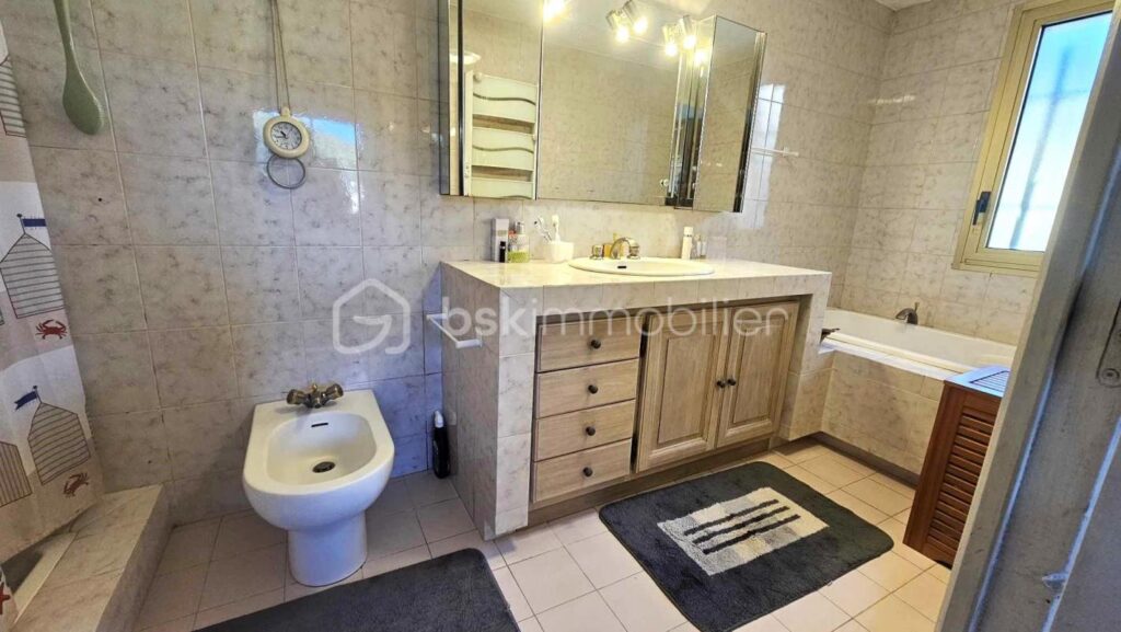 A Les Arcs (Var) – Maison traditionnelle de charme de 130 m² sur 2400 m² de terrain – Quartier résidentiel prisé – dépendance – piscine – Garage – 5 pièces – 3 chambres – 130 m²