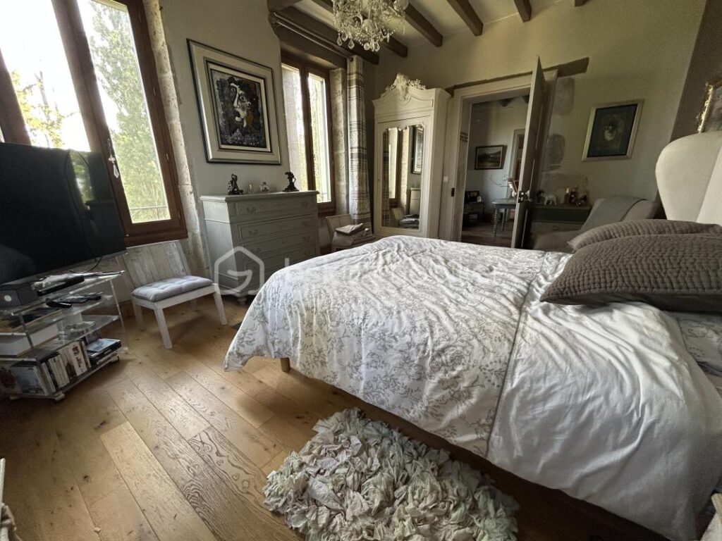 MAGNIFIQUE PROPRIETE EN PIERRES – VUE – CALME – GITES – DEPENDANCES – SOURCE – ETANG – NR pièces – NR chambres – 885 m²