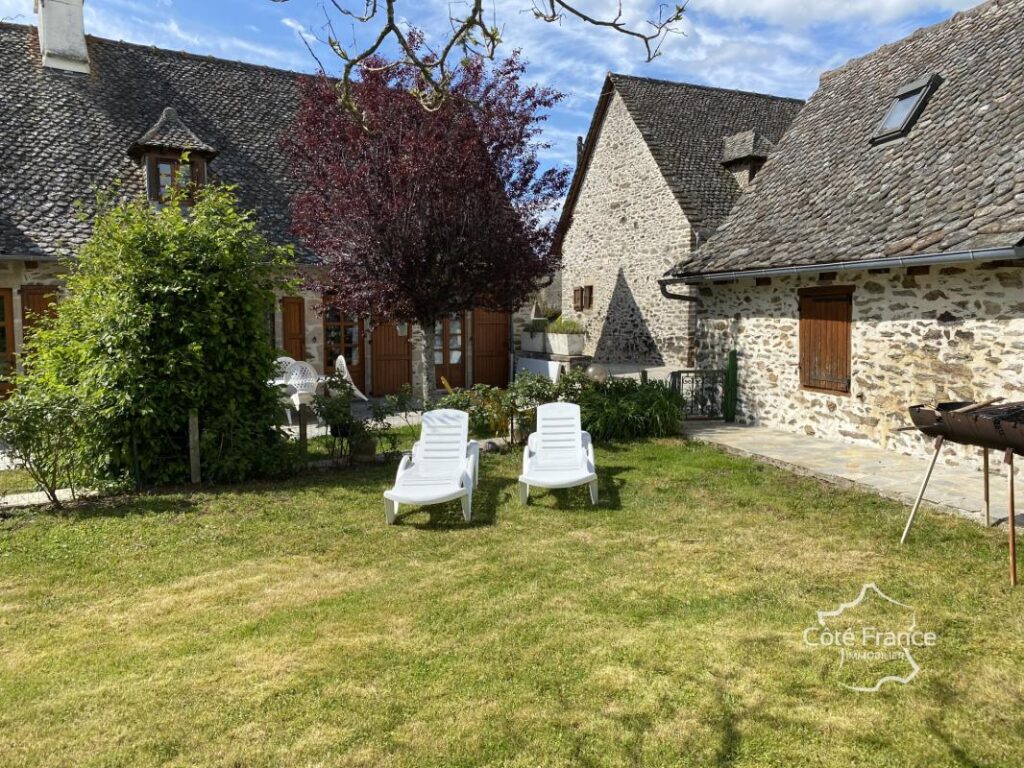 Ensemble de 4 maisons Cantales authentiques à proximité du l – 14 pièces – 7 chambres – 291 m²