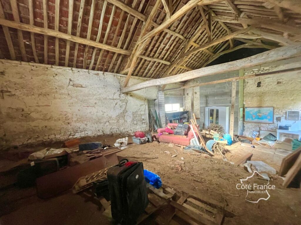 Charmante longère de 160 m2 habitables avec dépendances et j – 6 pièces – 4 chambres – 160 m²