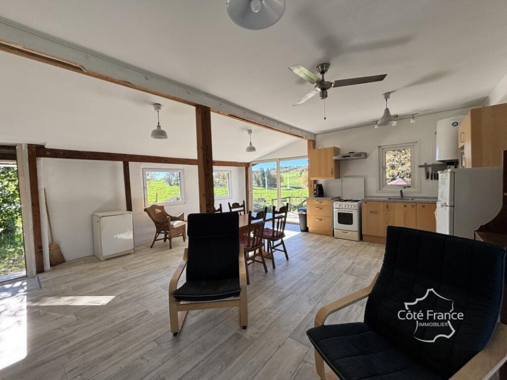 Maison d’été très charmante avec plus de 5 hectares du terra – 3 pièces – 2 chambres – 65 m²
