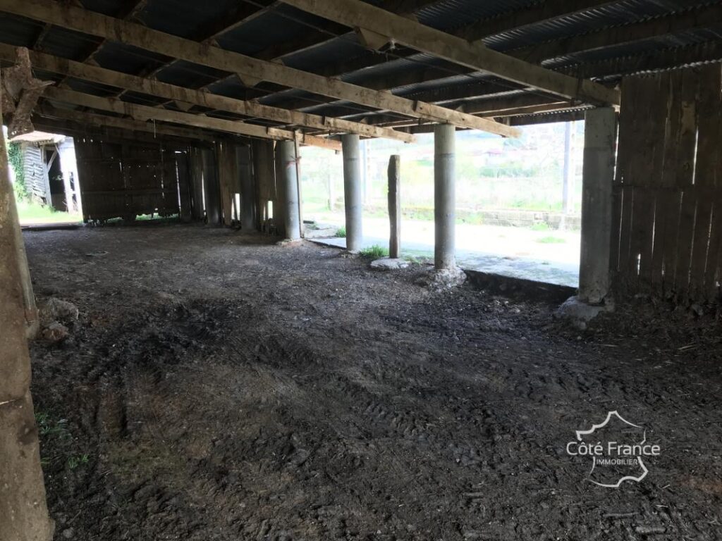 Grande grange d’une beauté exceptionnelle à vendre St. Julie – 2 pièces – 2 chambres – 375 m²