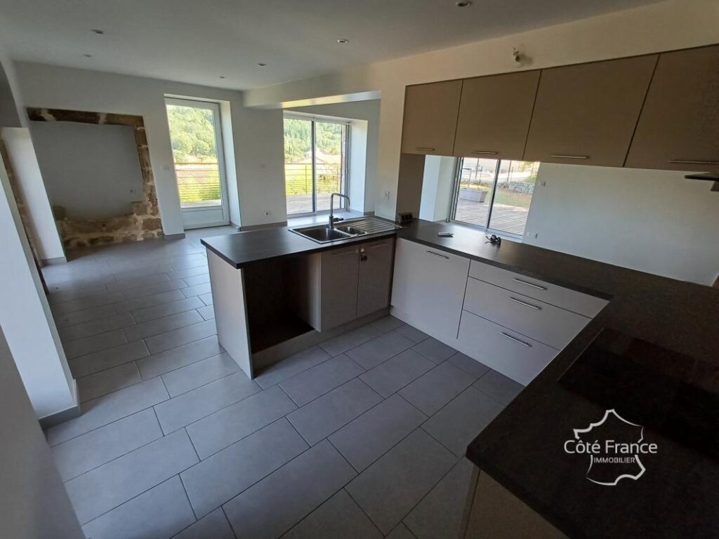 Maison en pierres entièrement rénovée – 7 pièces – 4 chambres – 151 m²