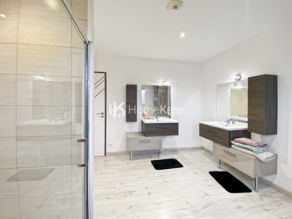 VILLA AVEC VUE, PISCINE, DEPENDANCE ET GRAND GARAGE – 8 pièces – 6 chambres – 275 m²