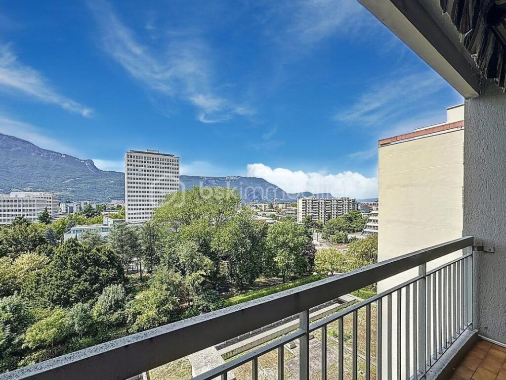 T4 101 m² ÉTAGE ÉLEVÉ – VUE MASSIFS – 2 BALCONS – GARAGE 20 m² – GRENOBLE 38100 – 5 pièces – 3 chambres – 101 m²