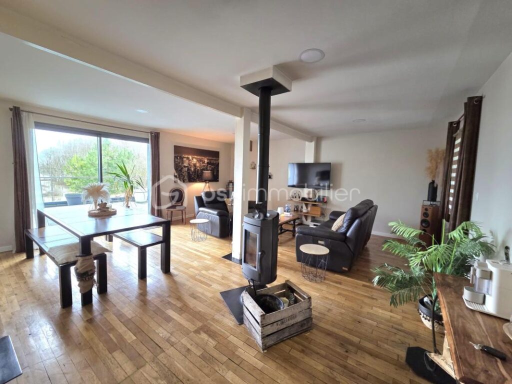 Charmante maison spacieuse près de Tours avec terrasse et parking ! – 6 pièces – 4 chambres – 170 m²