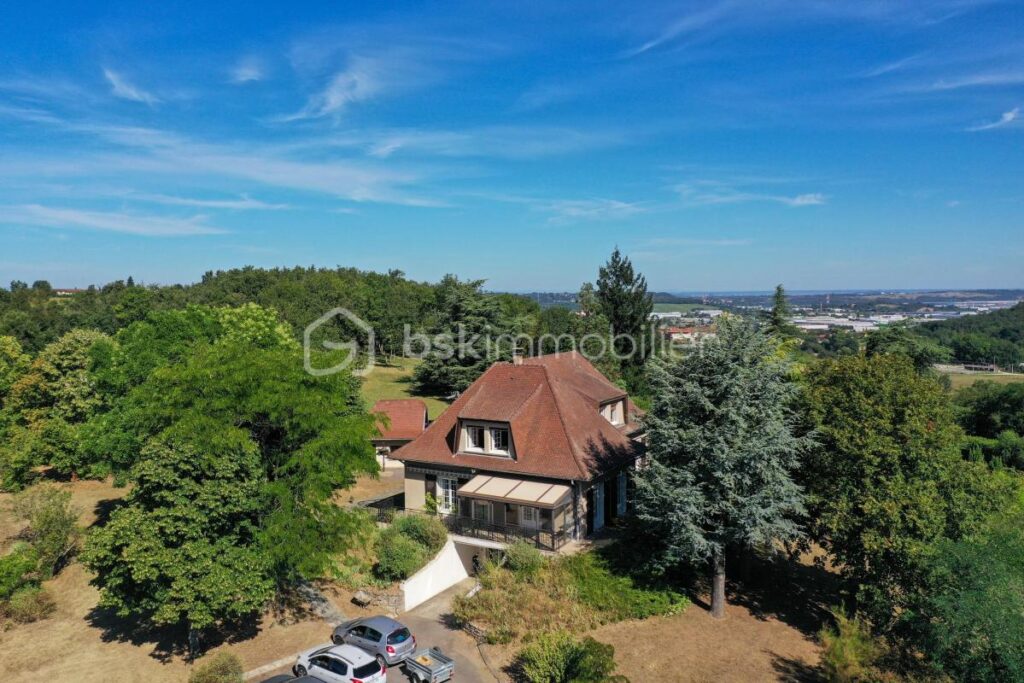 Maison d’exception sur parcelle d’environ 4 300 m² piscinable & constructible – 8 pièces – 7 chambres – 205 m²