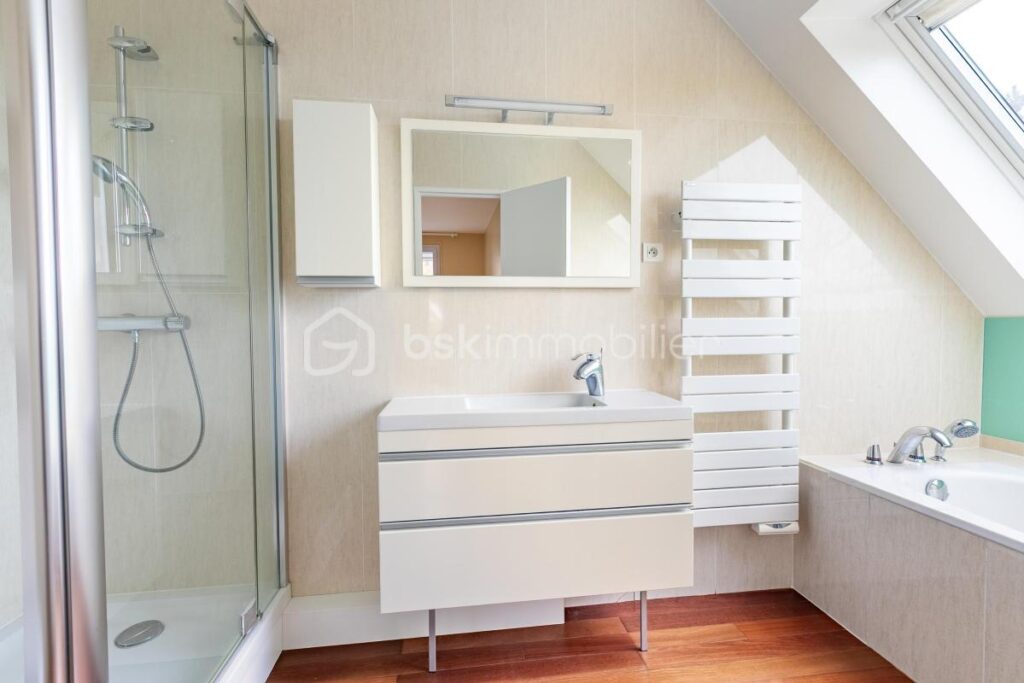 Maison familiale type ‘ORANGER’ 210m² à SAINT-WITZ – 8 pièces – 5 chambres – 210 m²